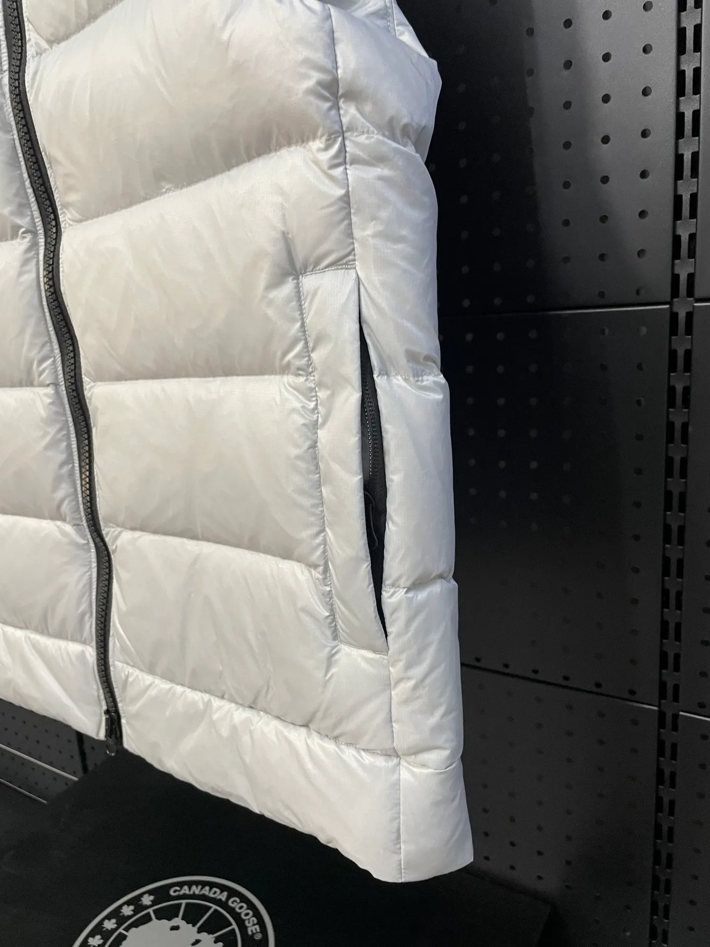 P560 Canadian brand CanadaGoose men's and women's CROFTON lightweight down vest 2229M DWR water-repellent treatment WindWall windproof fabric 700 fleece filling original mold opening details one to one production The upper body effect is stunning Exclusively available on the Xiaohongshu purchasing platform The highest version on the market Size: XS S M L XL XXL